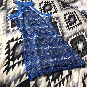 Médium size blue high neck dress